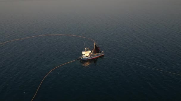 Balık Gemisi Çember Şeklinde Havadan Görünümü Denizden Balık Toplama Zmir — Stok video