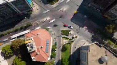 Kentte aşırı hız veya zaman kaybı, yoğun kavşakta trafiği eğme, Türkiye 'nin İzmir kentindeki caddelerin yatay görüntüsü. Yüksek kalite 4k görüntü