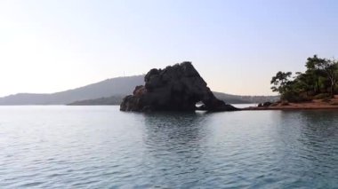Hava, güzel manzara ve Ayvalik Türkiye 'de gün batımında deniz manzarası. Yüksek kalite 4k görüntü