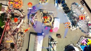 Eğlence parkı, hava eğlence parkı ve şehir manzarası. Yüksek kalite 4k görüntü