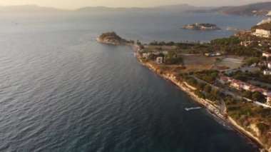Kusadasi, Aydın ilinin Aydın ilçesi. Yaz akşamında Rıhtım ve Kusadasi Şehri. Ege kıyısındaki Kusadasi Skyline Gece Manzarası, Türkiye. 4 bin. Yüksek kalite 4k görüntü