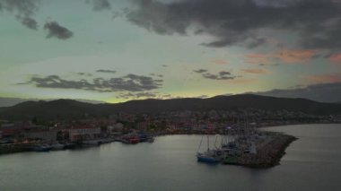 Türkiye 'nin en büyük üçüncü şehri olan Urla, İzmir' de insansız hava aracı vuruldu. Hava manzaralı. Yüksek kalite 4k görüntü