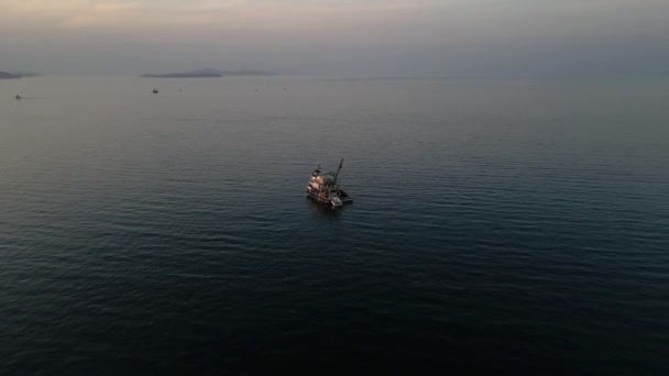 Halászhajó Vonóhálós Hajó Vitorlázik Tengeren Naplemente Után Légi Felvétel Kiváló — Stock videók