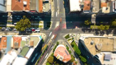 Kentte aşırı hız veya zaman kaybı, yoğun kavşakta trafiği eğme, Türkiye 'nin İzmir kentindeki caddelerin yatay görüntüsü. Yüksek kalite 4k görüntü