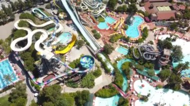 Su parkının en iyi manzarası. Su parkı ve yüzme havuzları. Yukarıdan bak. Yüksek kalite 4k görüntü