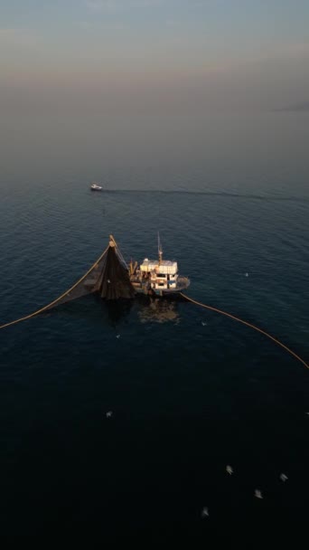 Luftaufnahme Von Fischereischiff Und Fischernetz Kreisform Fische Aus Dem Meer — Stockvideo
