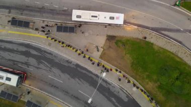 Günün sonunda işlek bir caddede otobüse binmek için kuyrukta bekleyen yolcular, zaman aşımı. Yüksek kalite 4k görüntü