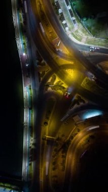 Araba trafiği taşıma şehrinin hızlandırılmış sürati. Hava aracı görüntüsü. Toplu taşıma ya da banliyö hayatı kavramı. Yüksek kaliteli FullHD görüntüler