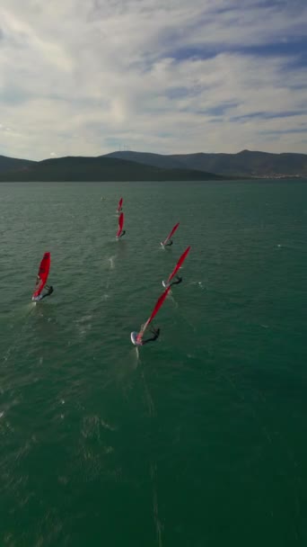 一架冲浪者在地中海乌拉伊兹密尔海域冲浪的无人驾驶飞机镜头 高质量的镜头 — 图库视频影像