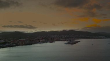 Türkiye 'nin en büyük üçüncü şehri olan Urla, İzmir' de insansız hava aracı vuruldu. Hava manzaralı. Yüksek kalite 4k görüntü