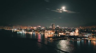 Konak İzmir 'de feribot ve şehir manzaralı deniz üzerinde gece çekimleri. Yüksek kalite 4k görüntü