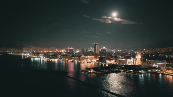 Noche Aérea Rodada Sobre Mar Con Los Transbordadores Vistas Ciudad — Vídeo de stock