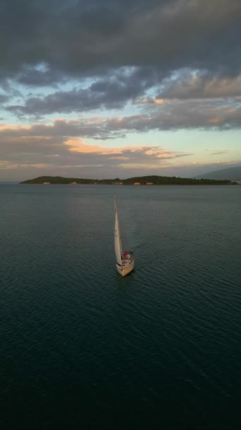 Letecký Pohled Středně Velké Jachty Zálivu Při Západu Slunce Romantický — Stock video