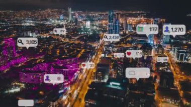 Şehirler üzerinde sosyal medya ve bilgilendirme simgeleri. Sosyal ağ konsepti. Yüksek kalite 4k görüntü