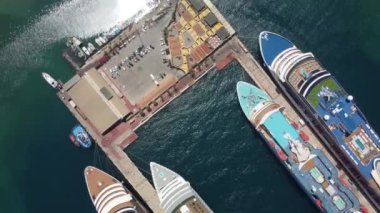  Drone 'la yukarıdan bir gemi gezintisi yap. Yüksek kalite 4k görüntü