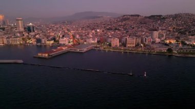 Konak İzmir 'de feribot ve şehir manzaralı deniz üzerinde gece çekimleri. Yüksek kalite 4k görüntü
