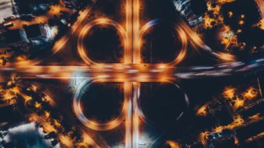 4K, çevre yolu, otoyol ve otoyol kavşağındaki gece trafiğini hızlandırdı. Yüksek kalite 4k görüntü