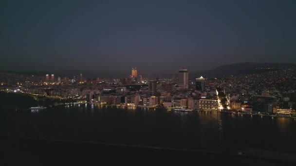 Noche Aérea Rodada Sobre Mar Con Los Transbordadores Vistas Ciudad — Vídeos de Stock