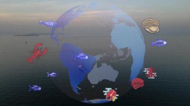 Büyük Balık Yakalayıcı Martı Sürüsü Uçan Uçan İnsansız Hava Aracı Günbatımı ile balıkçı teknesi. Deniz yüzeyindeki küçük gemi Altın Gök Suyu Yolu 'ndan ayrılıyor. Martılar var. Parlak Güneş Diski. Yüksek