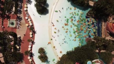 Su parkının en iyi manzarası. Su parkı ve yüzme havuzları. Yukarıdan bak. Yüksek kalite 4k görüntü