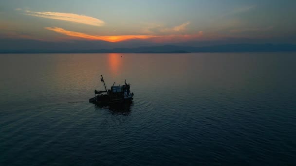 Fischerboot Trawlerschiff Das Nach Sonnenuntergang Auf See Segelt Hochwertiges Filmmaterial — Stockvideo