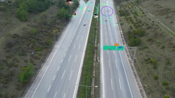 都市高速道路上のHud要素と自動運転自動運転車の空中ビュー 未来型インテリジェント交通検知システム スマート交通の概念 高品質4K映像 — ストック動画