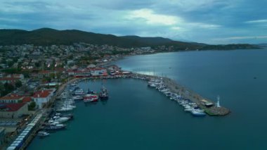 Urla, İzmir, Türkiye - Kasım 2022: Köy limanının manzarası. Limanda balıkçı tekneleri. Rıhtıma yakın bir sürü balıkçı teknesi var. Yüksek kalite 4k görüntü