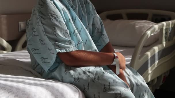 中镜头的少年坐在病床上 高质量的4K镜头 — 图库视频影像