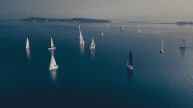 Yarış sırasında körfezdeki orta büyüklükteki yatların hava görüntüsü. Açık denizde yat gezintisi. 4K video görüntüleri. Yüksek kalite 4k görüntü