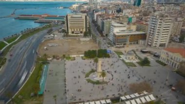 İzmir Malikânesi Meydanı ve Konak 'taki tarihi saat kulesi zaman aşımı videosu. Yüksek kaliteli görüntüler