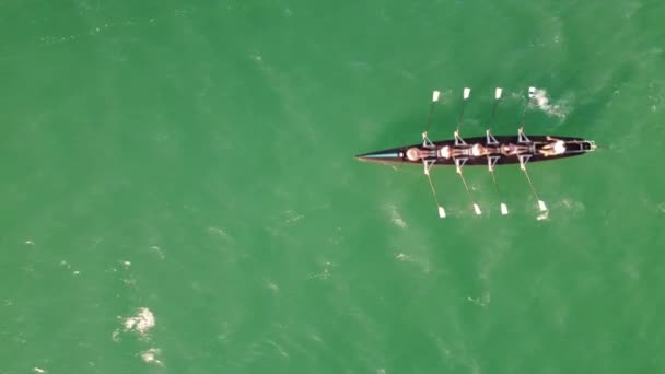 Sport Canoe Team Four People Rowing Tranquil Water Aerial View — Wideo stockowe