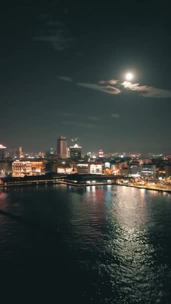 Konak Zmir Feribot Şehir Manzaralı Deniz Üzerinde Gece Çekimleri Yüksek — Stok video