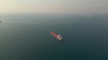 Denizde büyük bir gemi, havadan. Yüksek kalite 4k görüntü