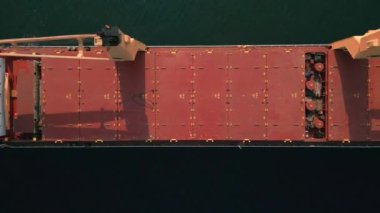 Denizde büyük bir gemi, havadan. Yüksek kalite 4k görüntü