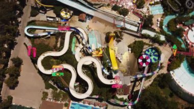 Su parkının en iyi manzarası. Su parkı ve yüzme havuzları. Yukarıdan bak. Yüksek kalite 4k görüntü
