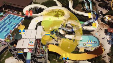 Su parkının en iyi manzarası. Su parkı ve yüzme havuzları. Yukarıdan bak. Yüksek kalite 4k görüntü