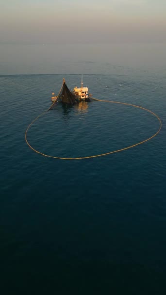 Luftaufnahme Von Fischereischiff Und Fischernetz Kreisform Fische Aus Dem Meer — Stockvideo