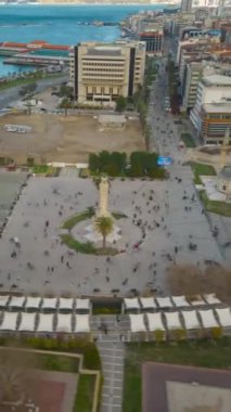 İzmir Malikânesi Meydanı ve Konak 'taki tarihi saat kulesi zaman aşımı videosu. Yüksek kaliteli görüntüler