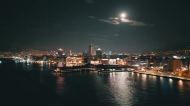 Konak İzmir 'de feribot ve şehir manzaralı deniz üzerinde gece çekimleri. Yüksek kalite 4k görüntü