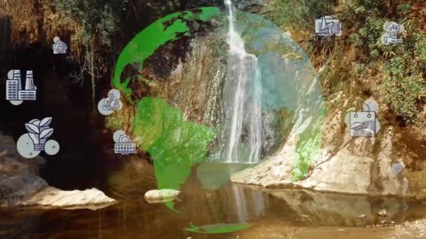 Bella Cascata Rocce Verdi Muschiate Ruscello Acqua Che Scorre Sentiero — Video Stock