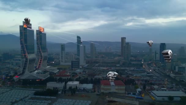 Leri Şehrin Üzerinde Uçar Wifi Sembolleri Binalardaki Iletişim Noktalarını Temsil — Stok video