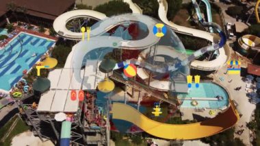 Su parkının en iyi manzarası. Su parkı ve yüzme havuzları. Yukarıdan bak. Yüksek kalite 4k görüntü