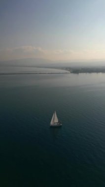 Yarış sırasında körfezdeki orta büyüklükteki yatların hava görüntüsü. Açık denizde yat gezintisi. 4K video görüntüleri. Yüksek kalite 4k görüntü