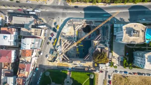 市区地下建筑工地 起重机和汽车交通的4K塌陷时间 无人机空中俯瞰 工业企业或土木工程技术概念 — 图库视频影像