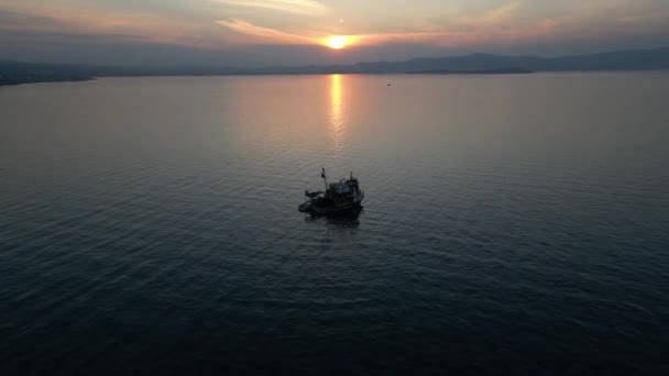 Balıkçı Teknesi Gün Batımından Sonra Denizde Yüzüyor Yüksek Kalite Görüntü — Stok video