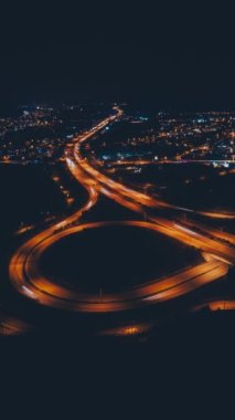 Kavşak şerit ve binalarda araba trafiğinin güzel üst görünümü zaman atlamalı. 4k drone havadan uzaklaştırma. Urban cityscape kavramı veya gelişmiş yenilik, finansal teknoloji, enerji gücü soyut