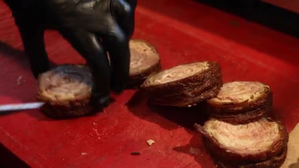 Chef Preparando Intestino Cordeiro Kokorec Turco Sanduíche Comida Para Serviço — Vídeo de Stock