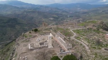 Antik bir şehrin hava görüntüleri, tepedeki pergamon manzaralı, günbatımı ışığı ve renkleri olan eski şehir. Yüksek kalite 4k görüntü