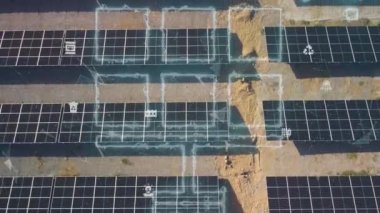 Güneş enerjisi ve teknoloji konsepti. Yenilenebilir enerji. Akıllı şebeke Yüksek kalite 4k görüntü