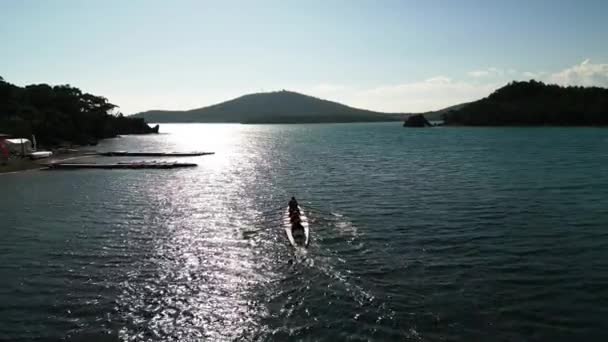 Sport Canoe Team Four People Rowing Tranquil Water Aerial View — Vídeo de stock